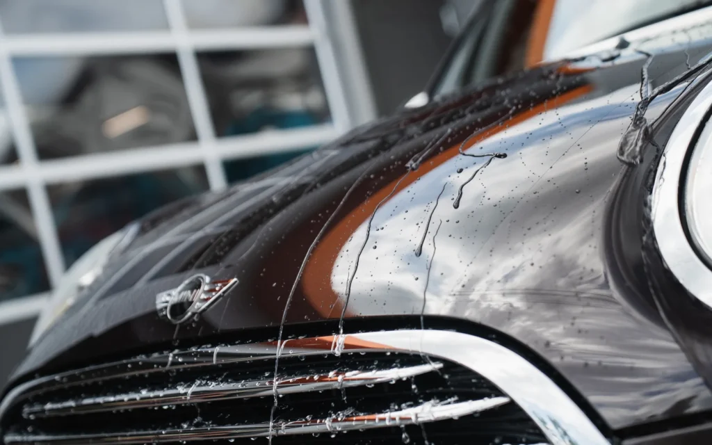 Premium handwas met schuim dat van de autolak spoelt