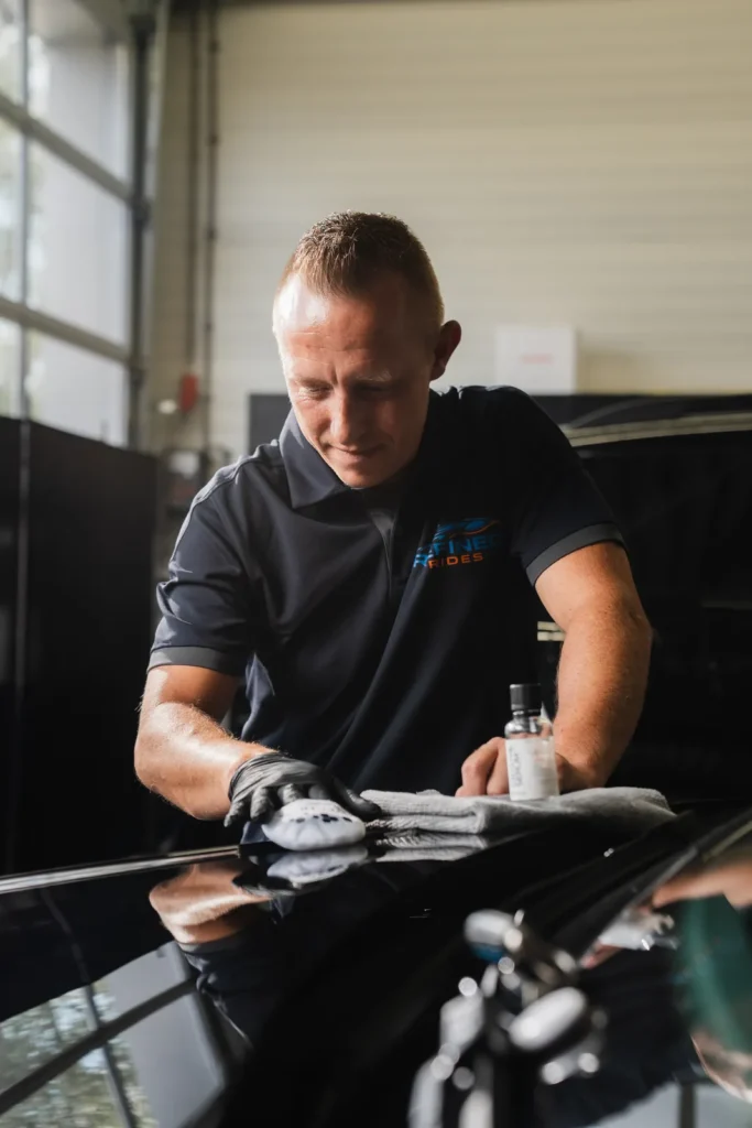 Coating wordt aangebracht op de zwarte lak van de Mercedes GLE