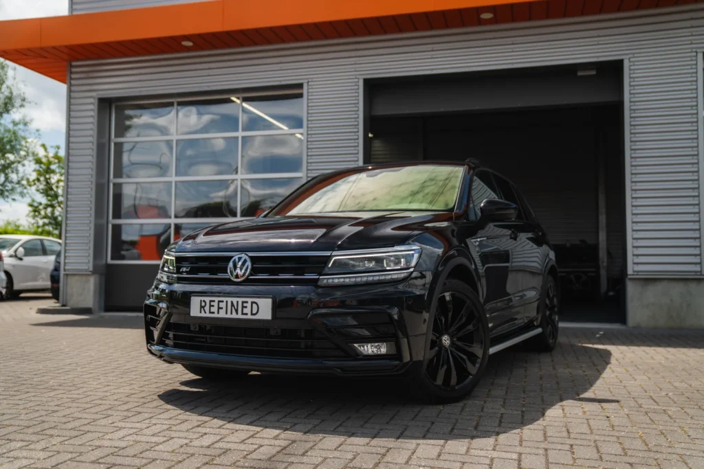 Zwarte Volkswagen Tiguan R-Line na een complete reiniging en lakcorrectie